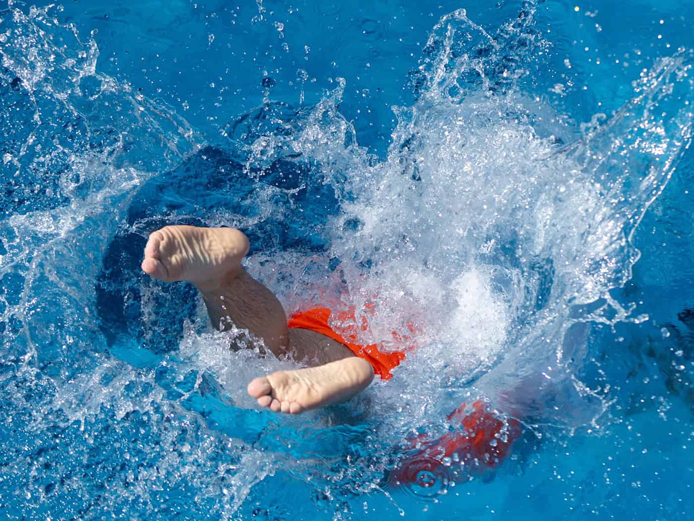 Offiziell startet die Badesaison in Thüringen am 15. Mai, aber es gibt auch Freibäder und Seen, die früher oder später öffnen. (Symbolbild) / Foto: Michael Reichel/dpa