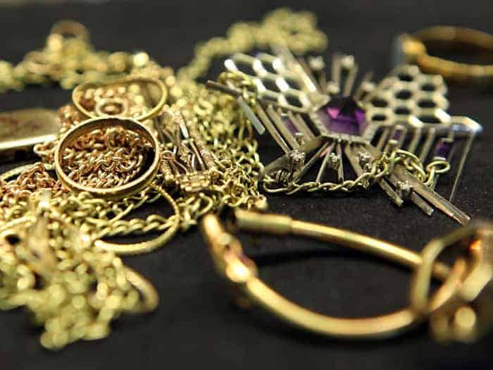 Schmuck im Wert von 30.000 Euro wurde gestohlen. (Symbolbild)  / Foto: picture alliance / dpa