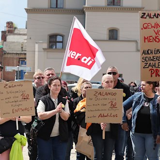 Die Kundgebung vor dem Hauptbahnhof in Erfurt richtete sich gegen die Schließungspläne Zalandos für das Logistikzentrum in Erfurt.  / Foto: Bodo Schackow/dpa