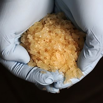 Ein großes Drogen-Labor zur Herstellung von Crystal Meth hatten Ermittler 2022 in Erfurt ausgehoben - nun beginnt dazu ein Prozess am Landgericht Erfurt. (Symbolbild) / Foto: picture alliance / dpa