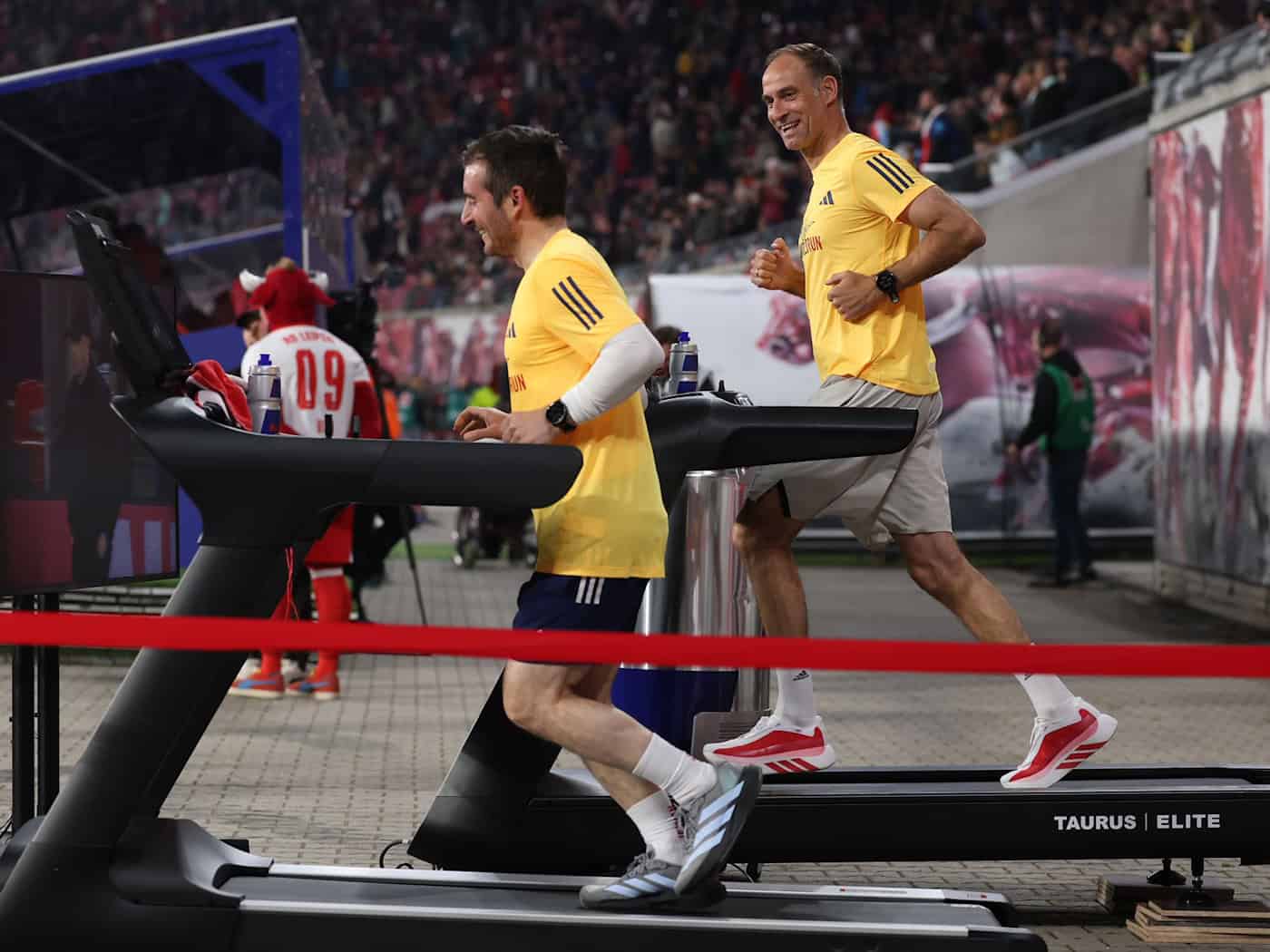RB-Aufsichtsratschef Oliver Mintzlaff (r) läuft während des Spiels für einen guten Zweck.  / Foto: Jan Woitas/dpa