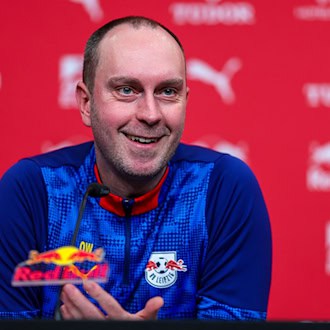 Cheftrainer Ole Werner peilt mit RB Leipzig gegen Union Berlin den fünften Sieg in Serie an. Zudem freut er sich auf das Wiedersehen mit Marie-Louise Eta. (Archivbild) / Foto: Jan Woitas/dpa
