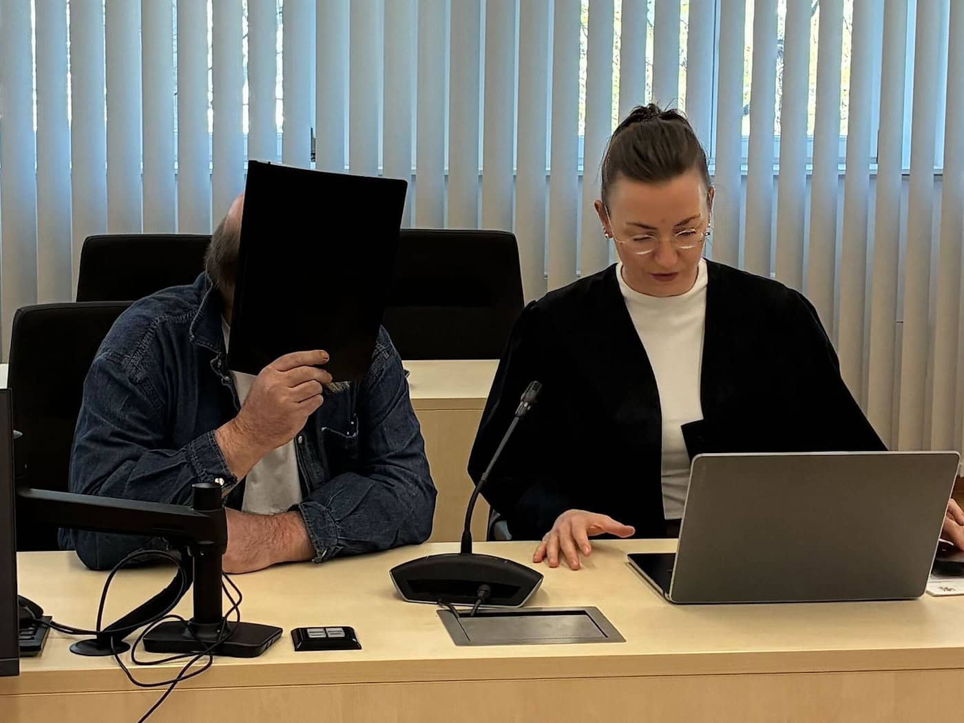 Über Jahre soll der Angeklagte unter anderem seine Stieftochter sexuell missbraucht haben.  / Foto: Marie Frech/dpa