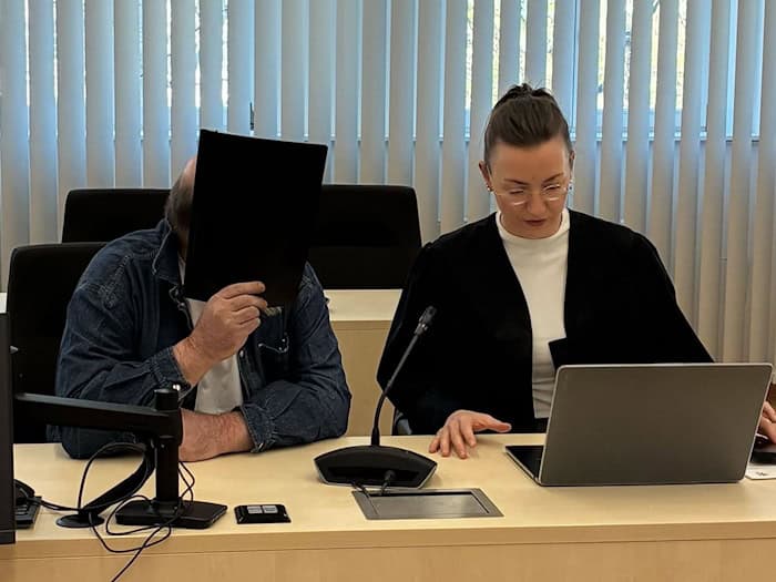 Über Jahre soll der Angeklagte unter anderem seine Stieftochter sexuell missbraucht haben.  / Foto: Marie Frech/dpa