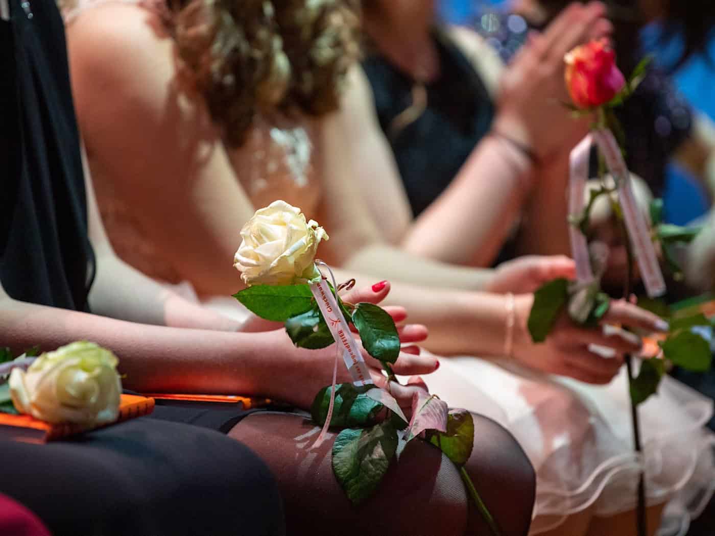 Während der Feierstunden erhalten die Jugendlichen Urkunden und Bücher. (Symbolbild)  / Foto: Monika Skolimowska/dpa-Zentralbild/dpa