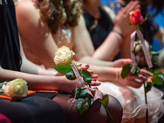 Während der Feierstunden erhalten die Jugendlichen Urkunden und Bücher. (Symbolbild)  / Foto: Monika Skolimowska/dpa-Zentralbild/dpa