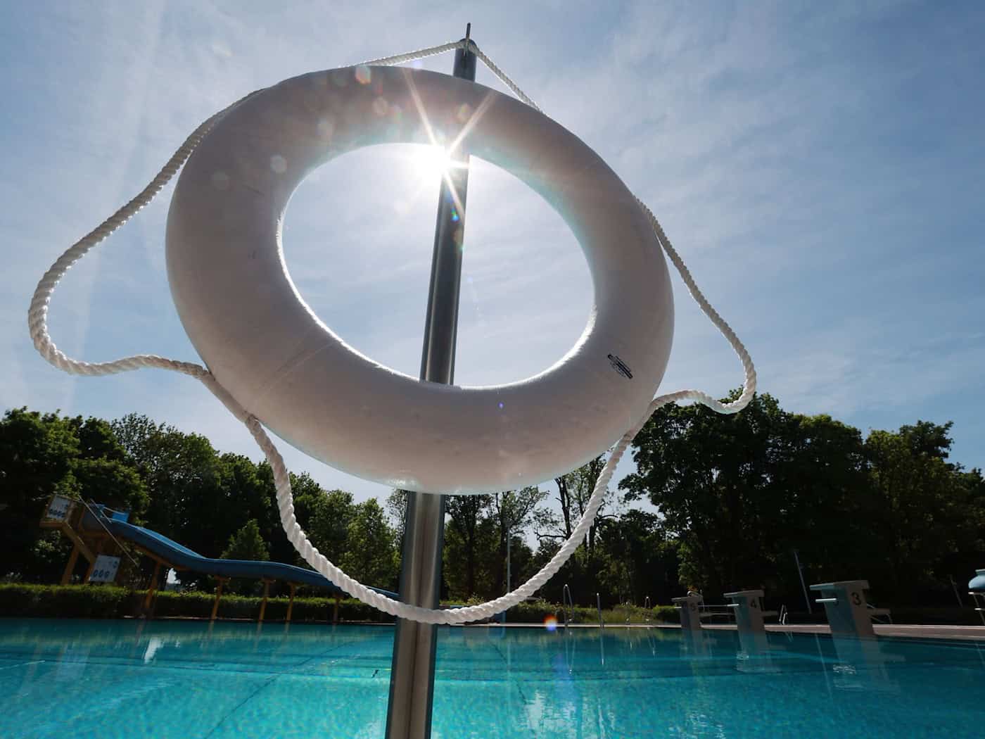 In Thüringen sind viele Freibäder trotz Fachkräftemangel bereit für die Sommer-Saison. (Archivbild) / Foto: Bodo Schackow/dpa
