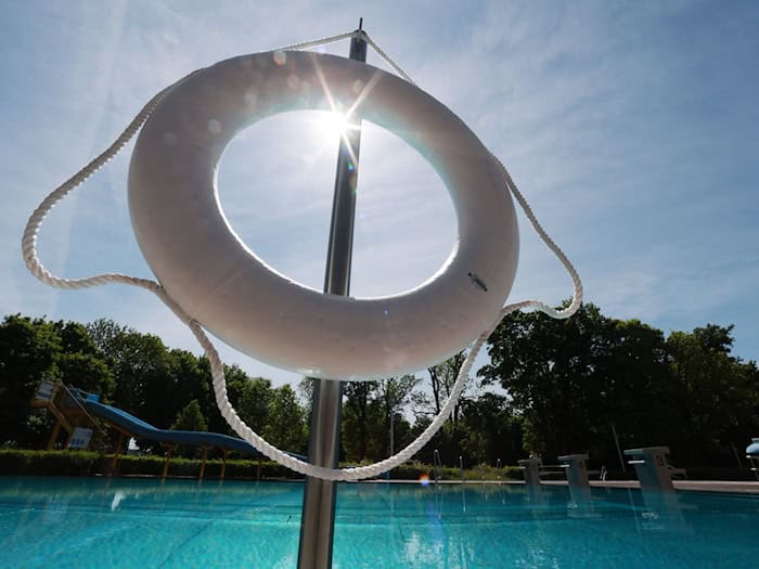 In Thüringen sind viele Freibäder trotz Fachkräftemangel bereit für die Sommer-Saison. (Archivbild) / Foto: Bodo Schackow/dpa