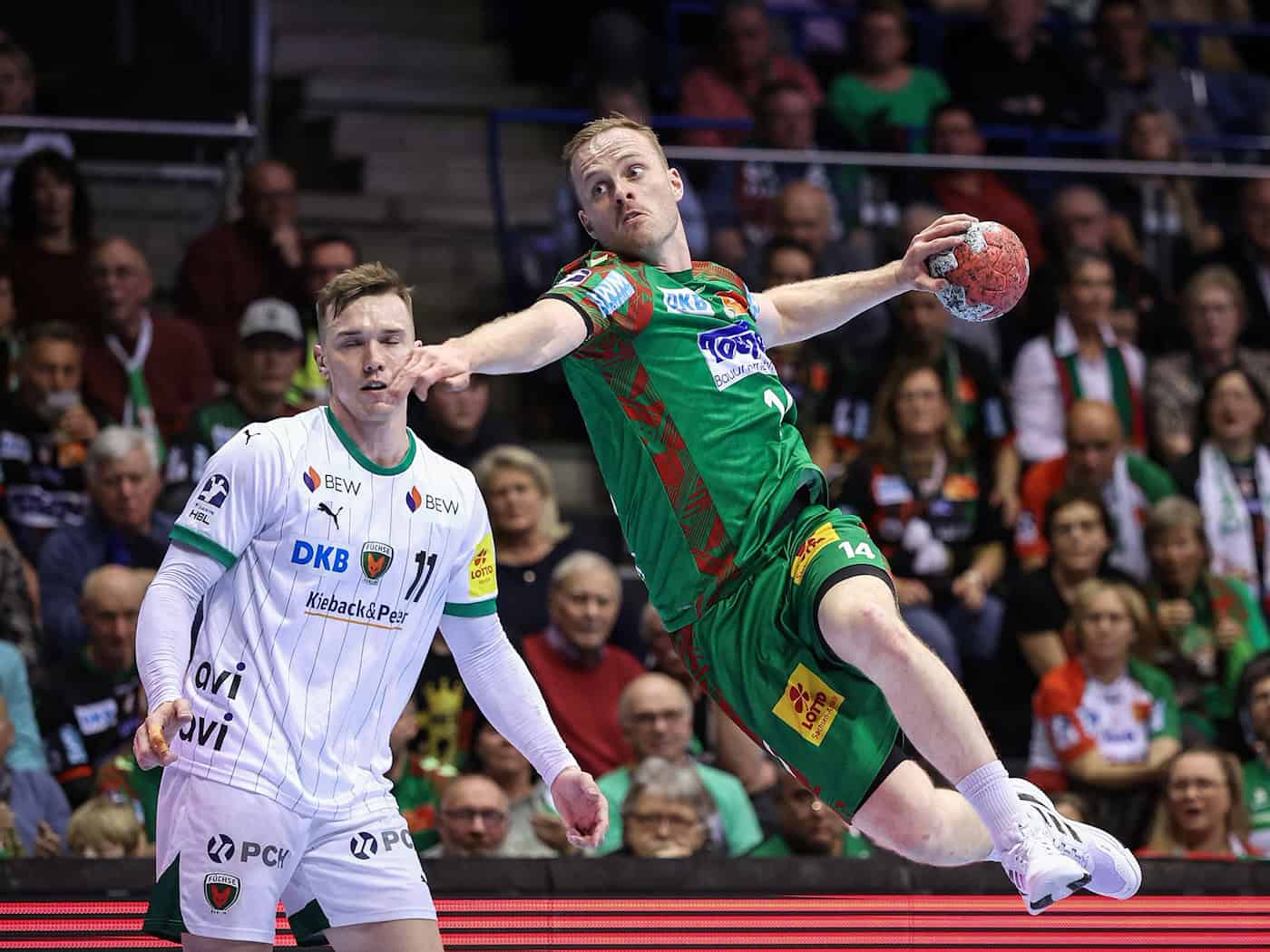 Omar Ingi Magnusson (r) war Magdeburgs bester Werfer gegen Erlangen (Archivbild) / Foto: Ronny Hartmann/dpa-Zentralbild/dpa