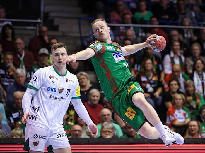 Omar Ingi Magnusson (r) war Magdeburgs bester Werfer gegen Erlangen (Archivbild) / Foto: Ronny Hartmann/dpa-Zentralbild/dpa