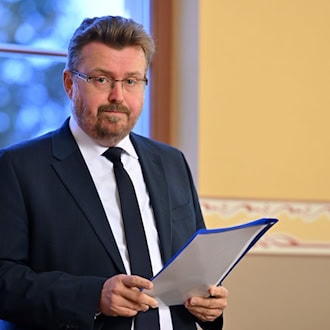 Nach Ansicht des Thüringer Justiz-Staatssekretärs Christian Klein könnte eine Entkriminalisierung von Schwarzfahren zu höheren Fahrpreisen führen. (Archivbild) / Foto: Martin Schutt/dpa