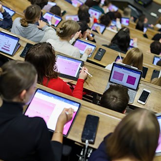 Die Zahl der Studierenden, die Langzeitstudiengebühren zahlen, ist in Thüringen zuletzt etwas gestiegen. (Symbolbild) / Foto: Jan Woitas/dpa