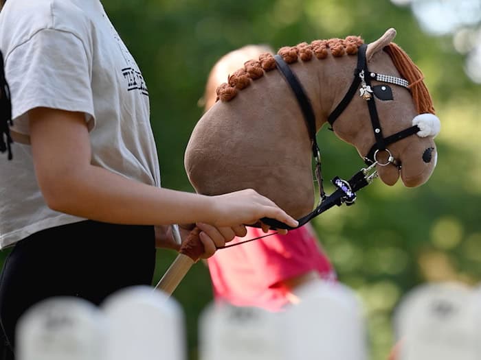 Beim Hobby Horsing werden Elemente aus dem Pferdesport, zum Beispiel aus Dressur- oder Springreiten, mit einem Steckenpferd nachgestellt. Ursprünglich kommt die Sportart aus Finnland. (Symbolbild) / Foto: Carla Benkö/dpa
