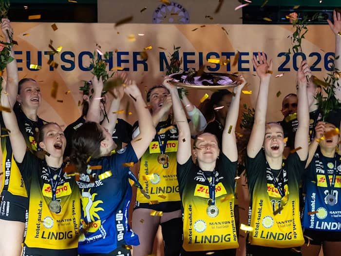 Im Konfettiregen stemmten die Suhlerinnen die Meisterschale in die Luft. / Foto: Michael Reichel/dpa