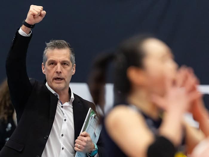 Am Ziel: VfB Suhls Trainer Laszlo Hollosy feiert die erste deutsche Meisterschaft.  / Foto: Michael Reichel/dpa