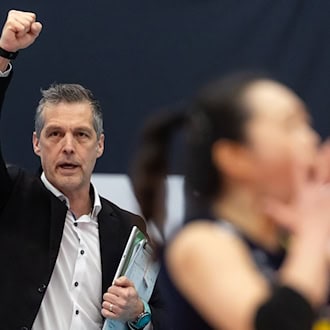 Am Ziel: VfB Suhls Trainer Laszlo Hollosy feiert die erste deutsche Meisterschaft.  / Foto: Michael Reichel/dpa