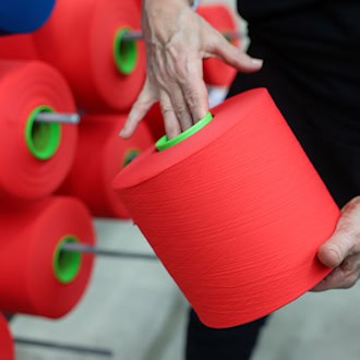 Tarifeinigung: Die Löhne der ostdeutschen Textilarbeiter steigen. (Symbolbild) / Foto: Jan Woitas/dpa