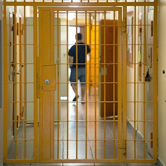 Die Arbeit hinter Gittern soll besser bezahlt werden. (Archivbild) / Foto: Sebastian Kahnert/dpa-Zentralbild/dpa