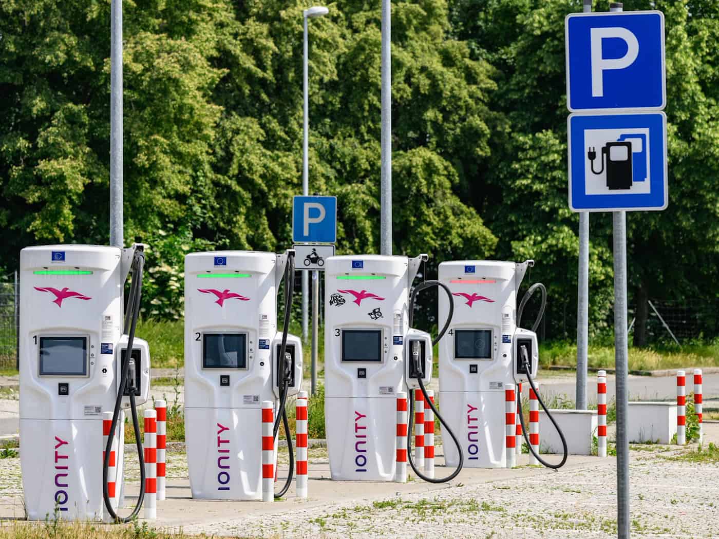 In Thüringen gibt es derzeit erst 28 Schnellladepunkte für E-Autos an Rasthöfen. (Symbolbild) / Foto: Robert Michael/dpa