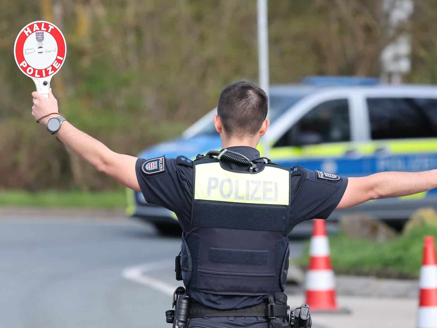 Ein Polizeibeamter im Einsatz zum Aktionstag zur Kontrolle von Geschwindigkeiten im Straßenverkehr. (Symbolbild) / Foto: Bodo Schackow/dpa