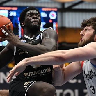 Khyri Thomas (l) war einer der Schlüsselspieler des MBC. / Foto: Hendrik Schmidt/dpa