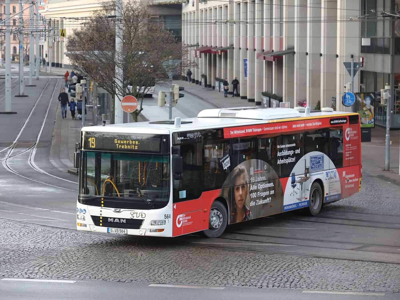 Ein Verband rechnet allein im Thüringer Linienbusverkehr mit Mehrkosten in Höhe von rund 25 Millionen Euro. (Archivbild) / Foto: Bodo Schackow/dpa-Zentralbild/dpa