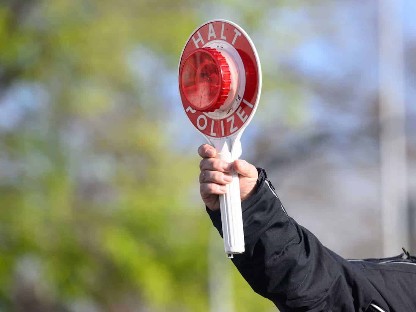 Über Polizisten waren bei den Kontrollen beteiligt. (Symbolbild) / Foto: Julian Stratenschulte/dpa