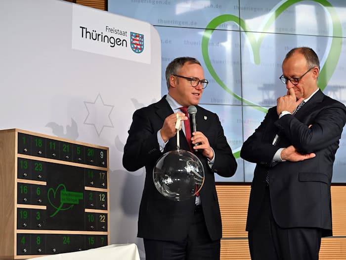 Beim Thema 1.000-Euro-Entlastungsprämie geht Thüringens Ministerpräsident Mario Voigt (CDU, links) auf Distanz zu Bundeskanzler und Parteifreund Friedrich Merz. (Archivbild) / Foto: Martin Schutt/dpa