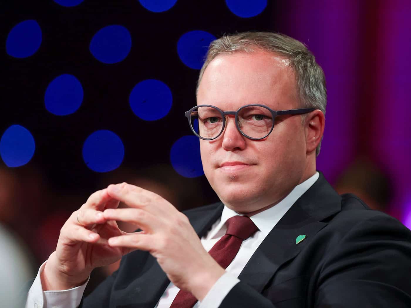 Thüringens Ministerpräsident Mario Voigt bringt angesichts sinkender Geburtenzahlen steuerliche Entlastungen für Familien ins Gespräch. (Archivbild)  / Foto: Jan Woitas/dpa