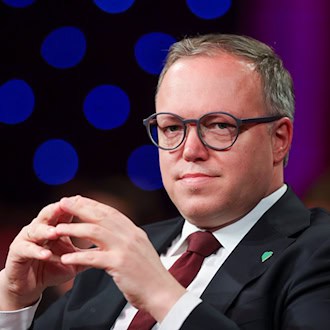 Thüringens Ministerpräsident Mario Voigt bringt angesichts sinkender Geburtenzahlen steuerliche Entlastungen für Familien ins Gespräch. (Archivbild)  / Foto: Jan Woitas/dpa