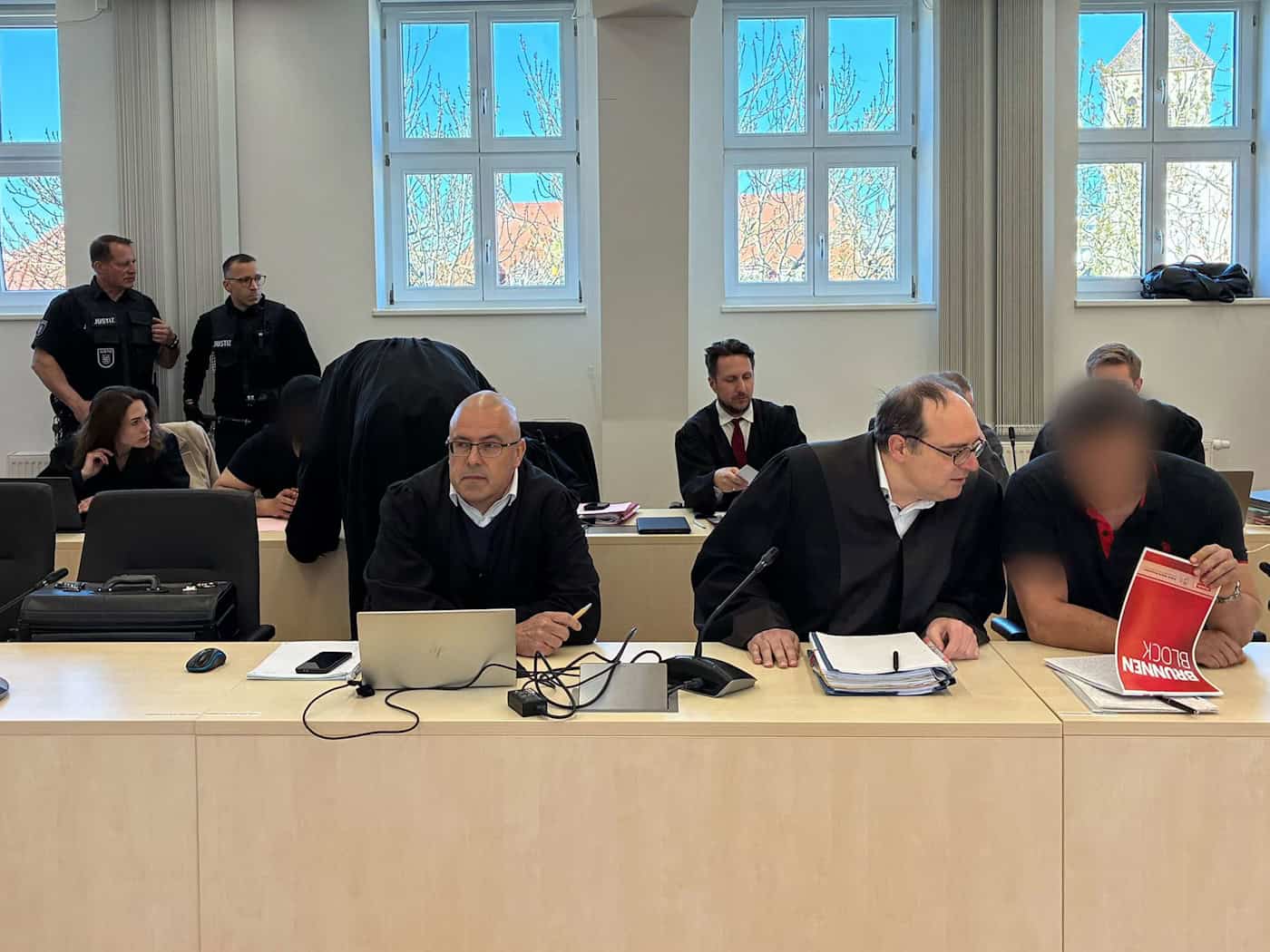 Unter anderem, weil sie eines der größten bis dahin in Deutschland bekannten illegalen Methamphetamin-Labore betrieben haben sollen, sind drei Männer am Landgericht Erfurt angeklagt.  / Foto: Marie Frech/dpa