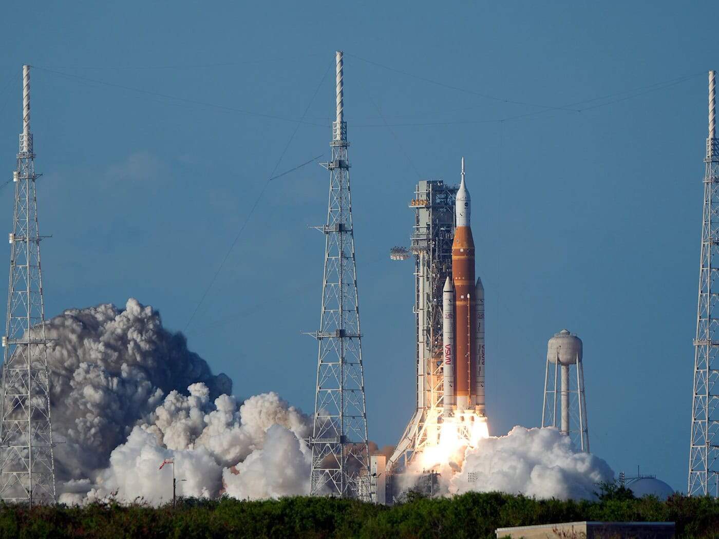 Die Artemis II-Mondrakete der NASA mit dem Orion-Raumschiff an Bord hebt von der Startrampe 39-B des Kennedy Space Center in Cape Canaveral, Florida, ab. Thüringen ist mit Technik bei der Artemis-Mission dabei.  / Foto: John Raoux/AP/dpa