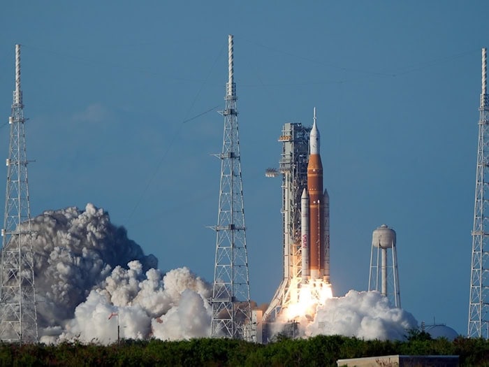 Die Artemis II-Mondrakete der NASA mit dem Orion-Raumschiff an Bord hebt von der Startrampe 39-B des Kennedy Space Center in Cape Canaveral, Florida, ab. Thüringen ist mit Technik bei der Artemis-Mission dabei.  / Foto: John Raoux/AP/dpa