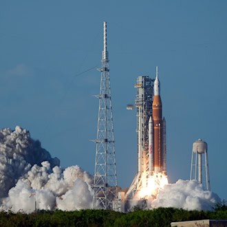 Die Artemis II-Mondrakete der NASA mit dem Orion-Raumschiff an Bord hebt von der Startrampe 39-B des Kennedy Space Center in Cape Canaveral, Florida, ab. Thüringen ist mit Technik bei der Artemis-Mission dabei.  / Foto: John Raoux/AP/dpa