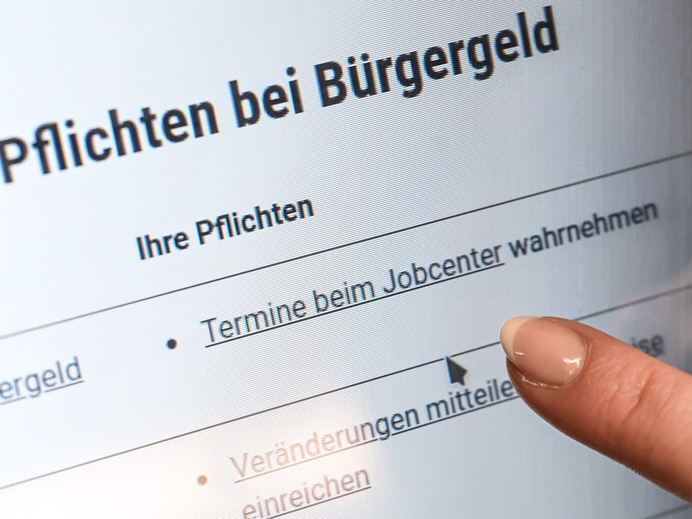 Jobcentern haben im vergangenen Jahr öfter das Bürgergeld von Empfängern in Thüringen gekürzt. (Symbolbild)  / Foto: Jens Kalaene/dpa