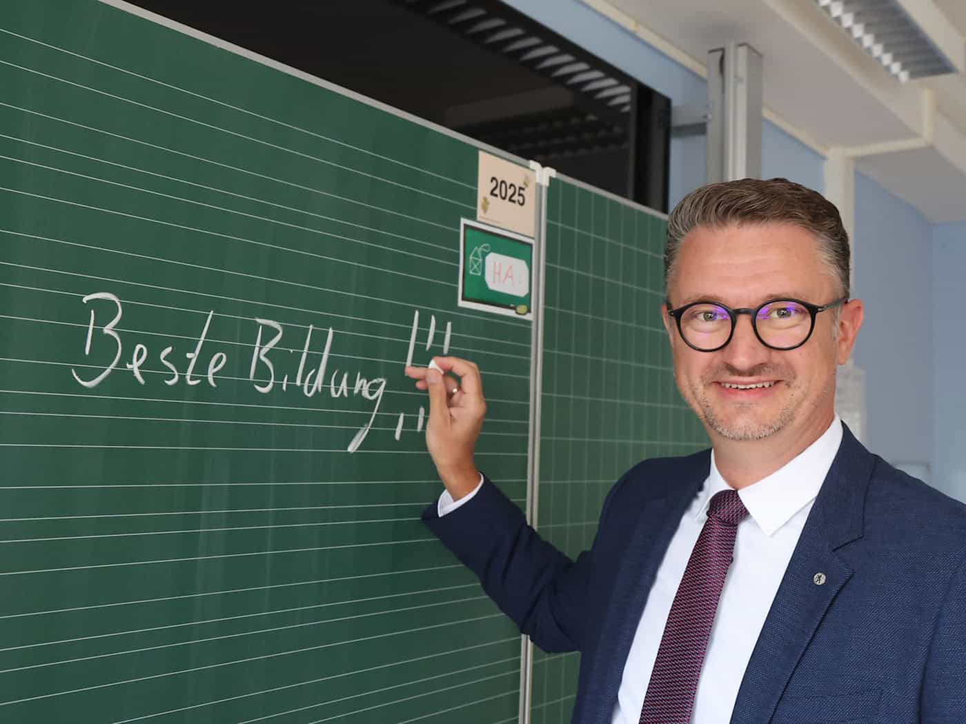 Thüringens Bildungsminister Christian Tischner (CDU) reist nach Kanada und will sich anschauen, wie Daten zu Bildungsverläufen erhoben und daraus individuelle Lernangebote entwickelt werden. (Archivbild)  / Foto: Bodo Schackow/dpa