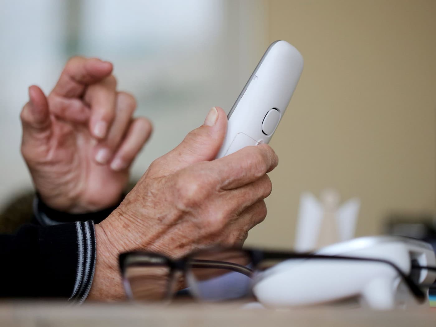 Millionenschäden und in manchen Fällen sogar der Verlust der finanziellen Absicherung im Alter: Telefontrickbetrüger schaden vor allem Älteren. (Symbolbild) / Foto: Roland Weihrauch/dpa