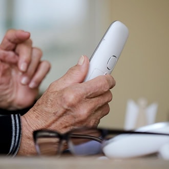 Millionenschäden und in manchen Fällen sogar der Verlust der finanziellen Absicherung im Alter: Telefontrickbetrüger schaden vor allem Älteren. (Symbolbild) / Foto: Roland Weihrauch/dpa