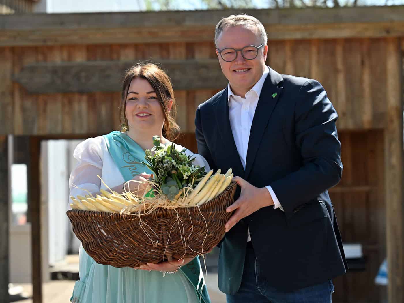Ministerpräsident Mario Voigt kürte die 32-jährige Lisa Graupeter zur Spargelkönigin. / Foto: Martin Schutt/dpa