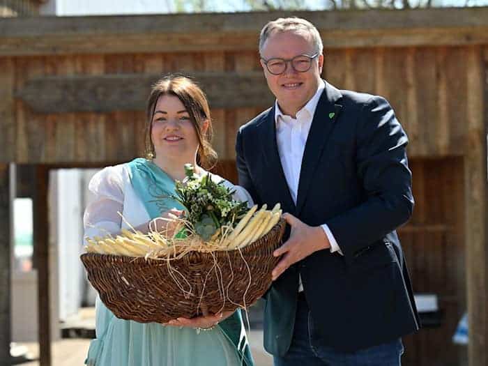 Ministerpräsident Mario Voigt kürte die 32-jährige Lisa Graupeter zur Spargelkönigin. / Foto: Martin Schutt/dpa