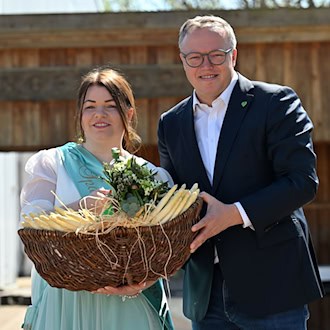 Ministerpräsident Mario Voigt kürte die 32-jährige Lisa Graupeter zur Spargelkönigin. / Foto: Martin Schutt/dpa