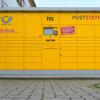 Die Zahl der Paketstationen ist stark gestiegen – sie ersetzen zunehmend klassische Postfilialen. (Archivbild)  / Foto: Heiko Rebsch/dpa