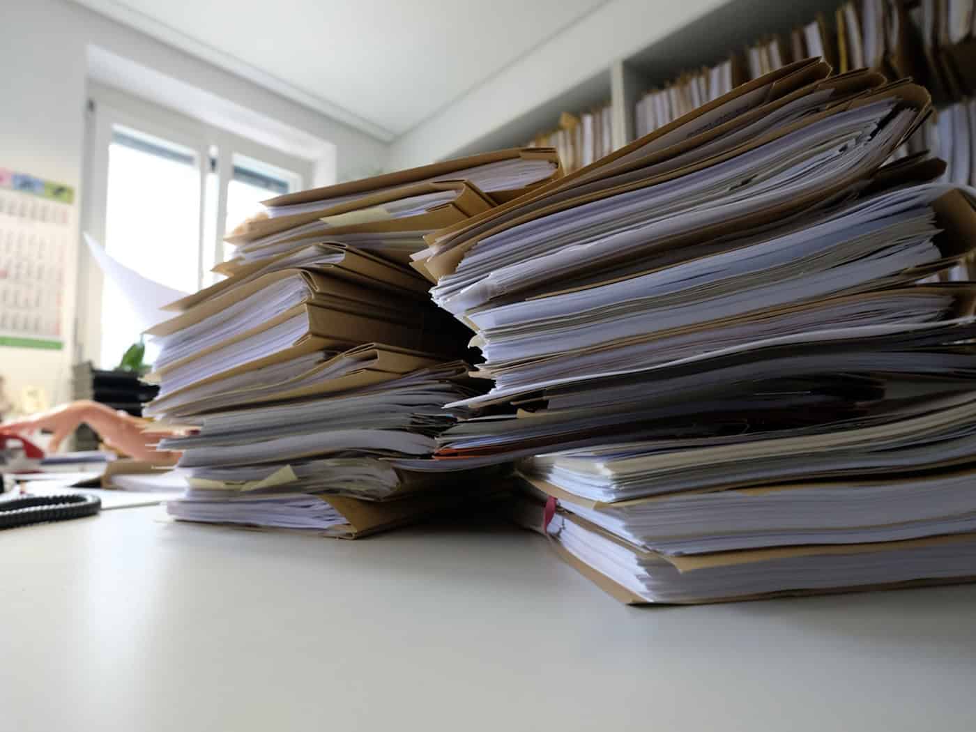 In Thüringen könnte es in den kommenden Jahren weniger Landespersonal geben. Grund sind der demografische Wandel und der Einsatz Künstlicher Intelligenz. (Symbolbild)  / Foto: Bernd Weißbrod/dpa