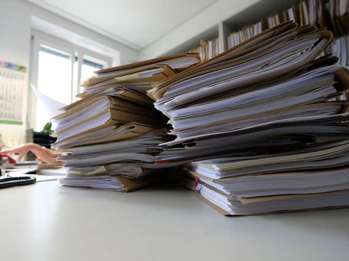 In Thüringen könnte es in den kommenden Jahren weniger Landespersonal geben. Grund sind der demografische Wandel und der Einsatz Künstlicher Intelligenz. (Symbolbild)  / Foto: Bernd Weißbrod/dpa