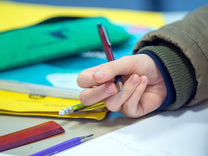 In Thüringen ist etwas weniger Unterricht ausgefallen. (Symbolbild) / Foto: Klaus-Dietmar Gabbert/dpa