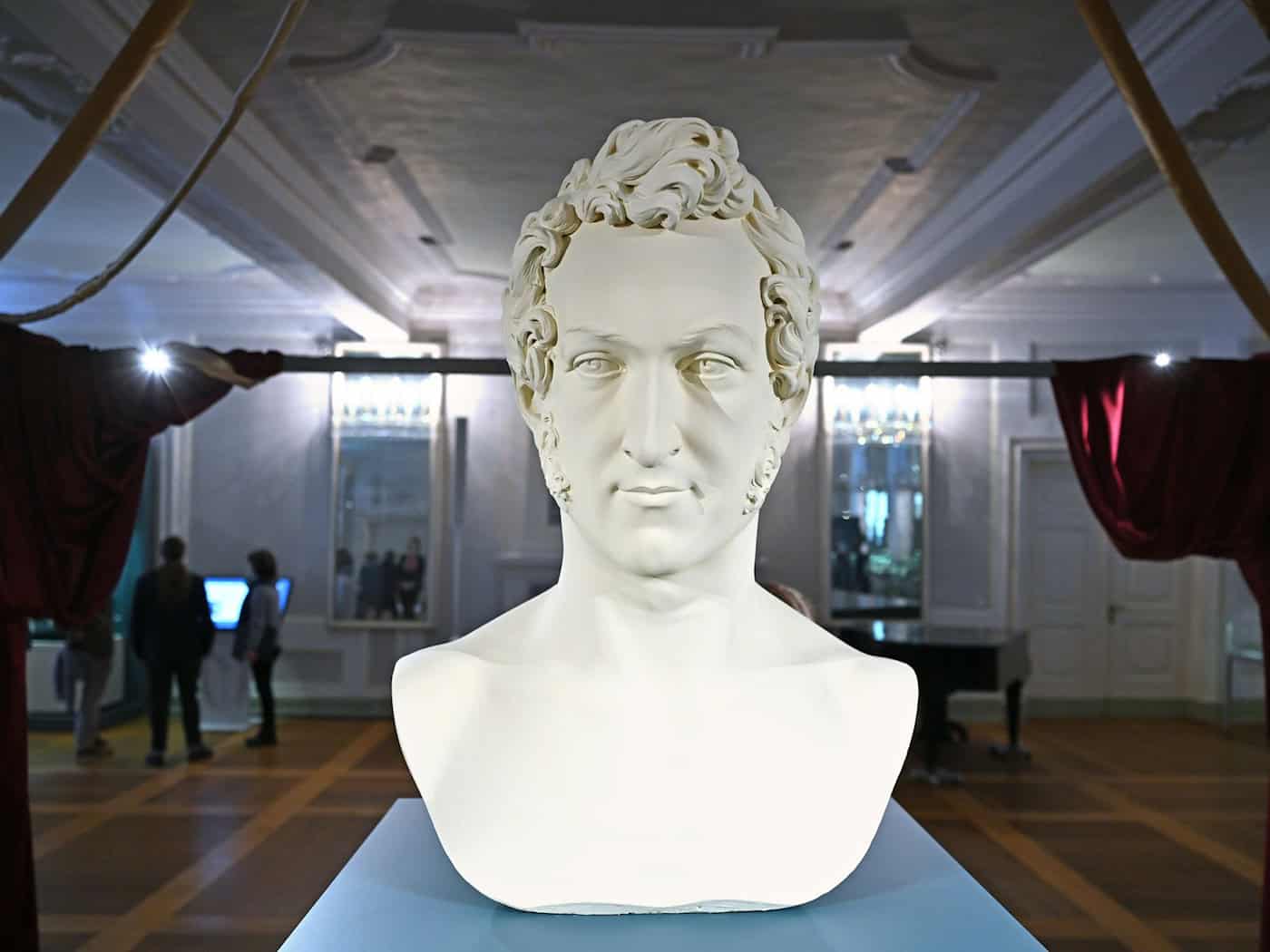 Vor 200 Jahren entstand das Doppelherzogtum Sachsen-Coburg und Gotha und der hier in einer Porträtbüste dargestellte Ernst I. von Sachen-Coburg und Gotha war dadurch für zwei Residenzen verantwortlich. / Foto: Martin Schutt/dpa