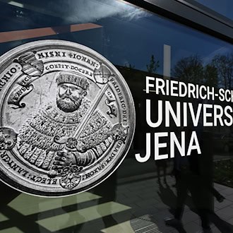 Der Großteil des Fördergeldes für Thüringer Hochschulen, das über die Schnellbau-Initiative in den Freistaat fließt, geht an die Friedrich-Schiller-Universität (FSU) Jena. (Archivbild) / Foto: Martin Schutt/dpa