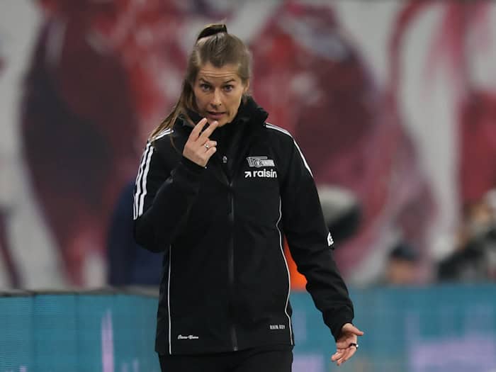 Trainerin Marie-Louise Eta von 1. FC Union Berlin war sehr engagiert an der Seitenlinie.  / Foto: Jan Woitas/dpa