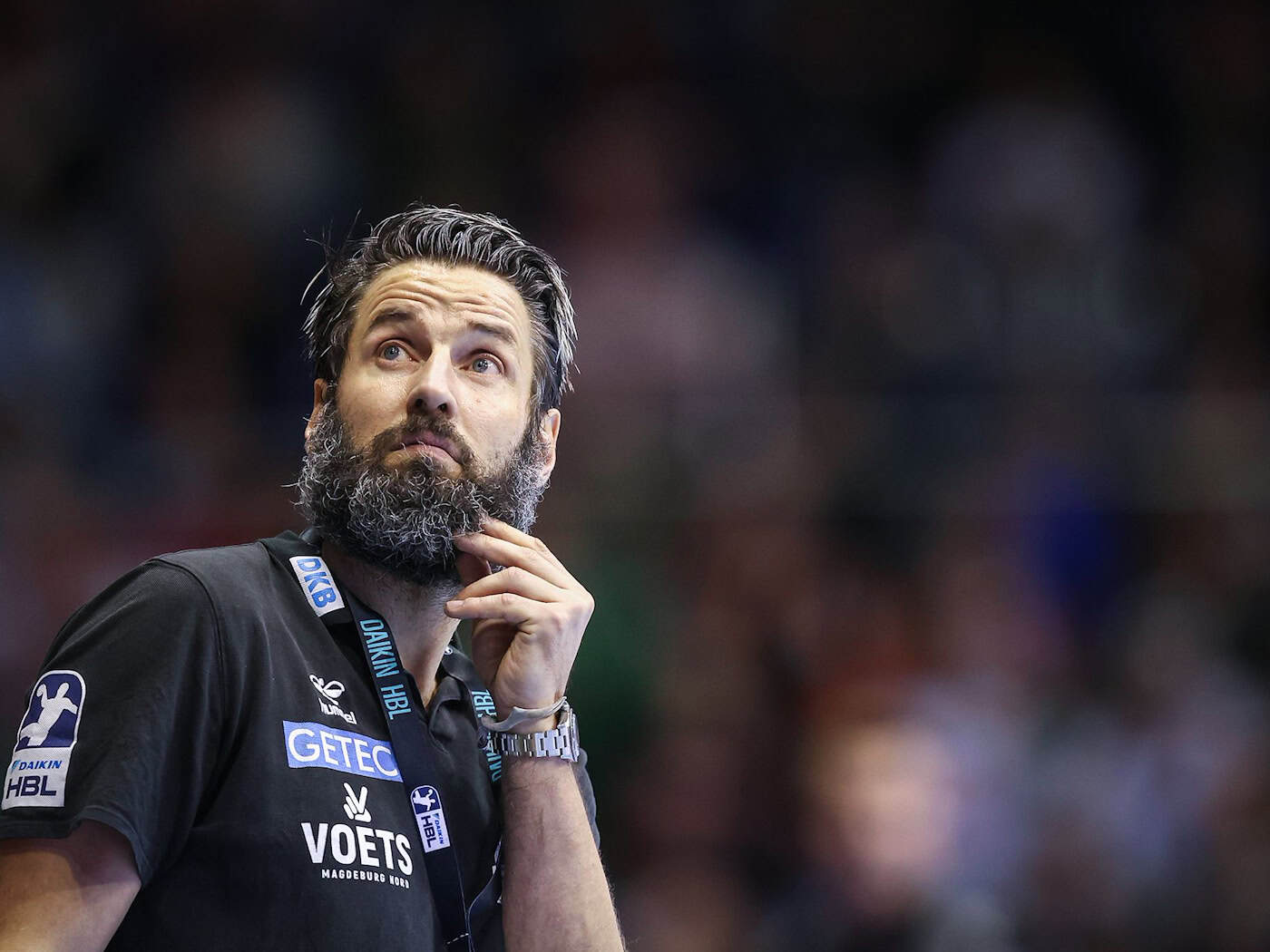 MagdeburgS Trainer Bennet Wiegert erinnert sich noch gut an das schwere Pokal-Halbfinale 2016 gegen den BHC. (Archivbild) / Foto: Ronny Hartmann/dpa-Zentralbild/dpa