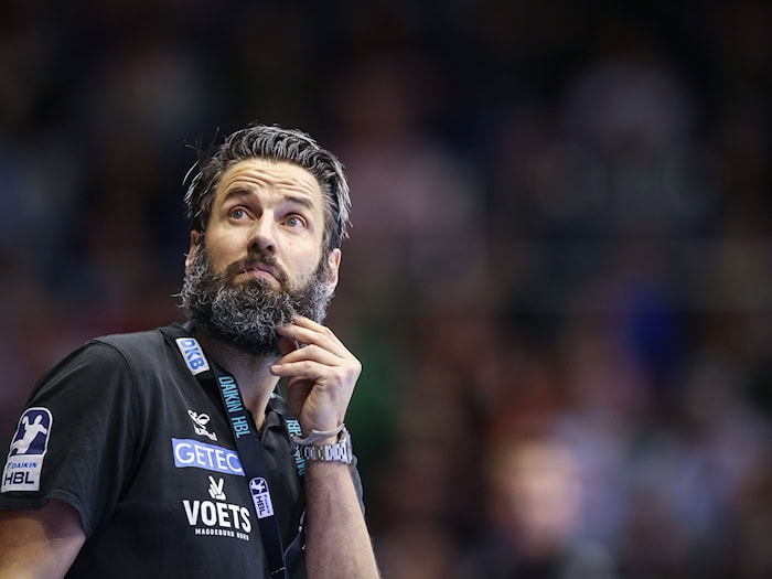 MagdeburgS Trainer Bennet Wiegert erinnert sich noch gut an das schwere Pokal-Halbfinale 2016 gegen den BHC. (Archivbild) / Foto: Ronny Hartmann/dpa-Zentralbild/dpa